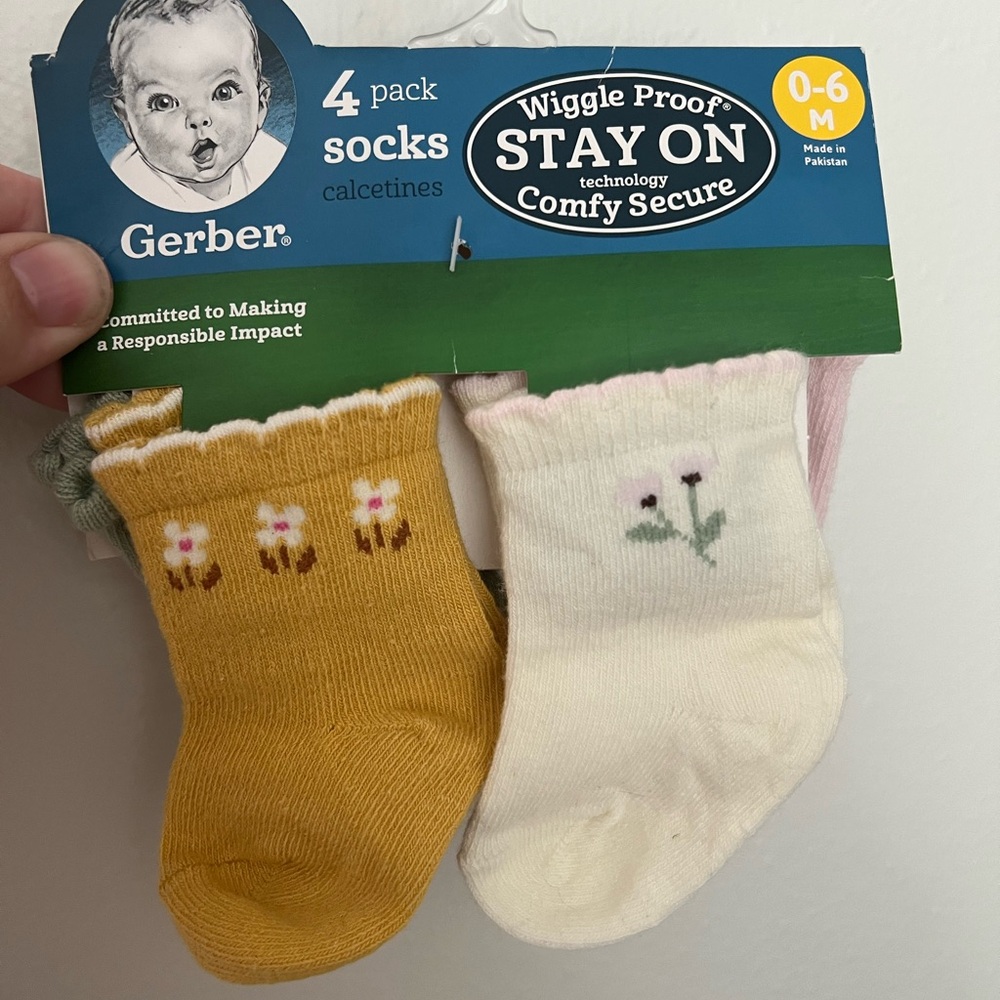 NWT Gerber Stay On Socks 4 Pack